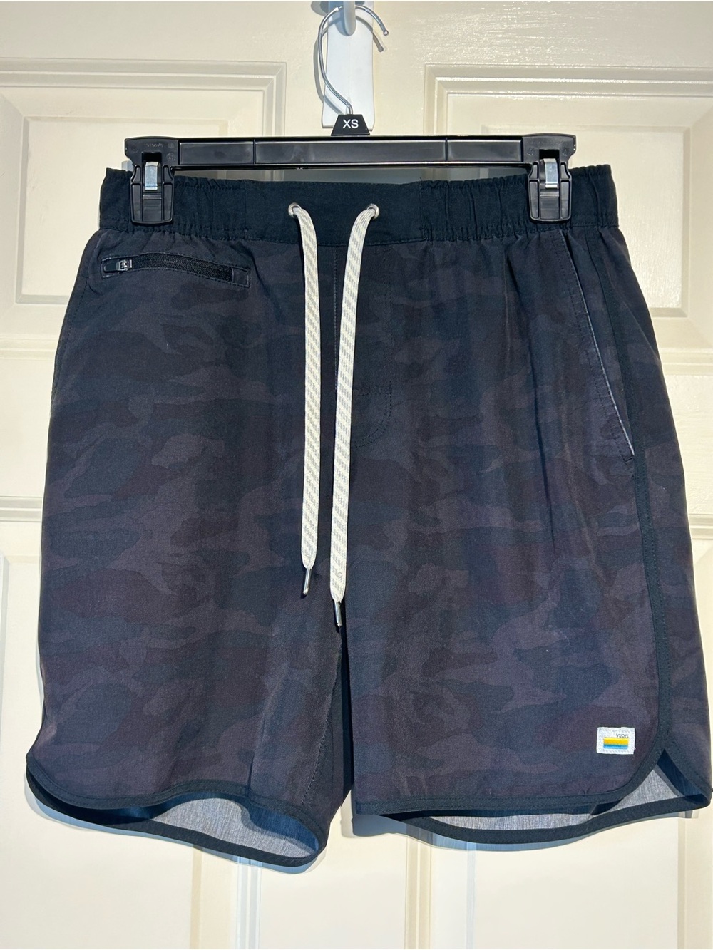 Vuori Banks Shorts Mens Small Black Static Camo Performance Stretch 7" Inseam